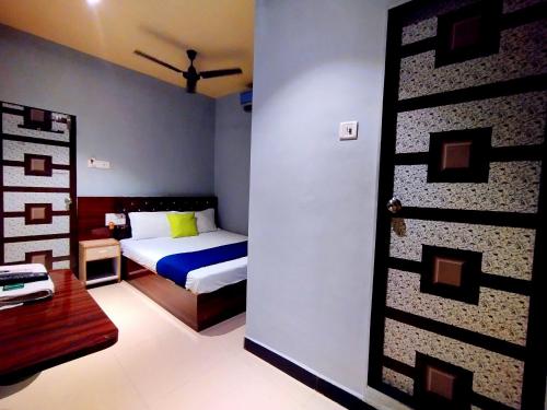 um quarto com uma cama e uma mesa num quarto em Hotel Aspen - Near International Airport em Mumbai