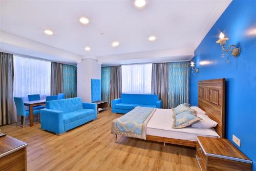 - une chambre dotée de murs bleus, d'un lit et d'un mobilier bleu dans l'établissement The Hera Premium Hotels, à Istanbul