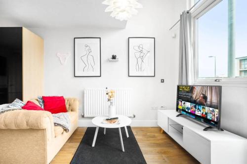 a living room with a couch and a tv at Birmingham City Centre - Terrace - King-size Bed - WIFI - Netflix - Top Rated - 42M in Birmingham