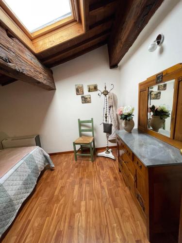 Schlafzimmer mit einem Bett, einem Schreibtisch und einem Fenster in der Unterkunft Enchanting Verona in Verona