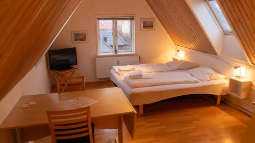 a small room with a bed and a table at Plesners Anneks in Skagen