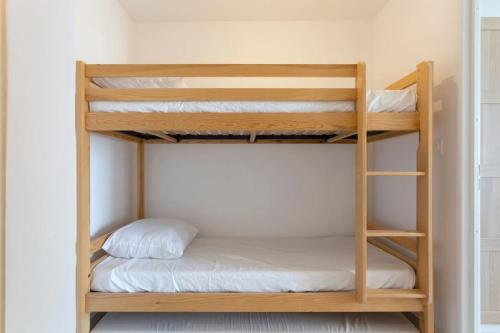 - 2 lits superposés dans un dortoir avec une échelle dans l'établissement Chez Olivier - Magnifique studio avec piscine, vue sur la mer et parking, à La Grande Motte