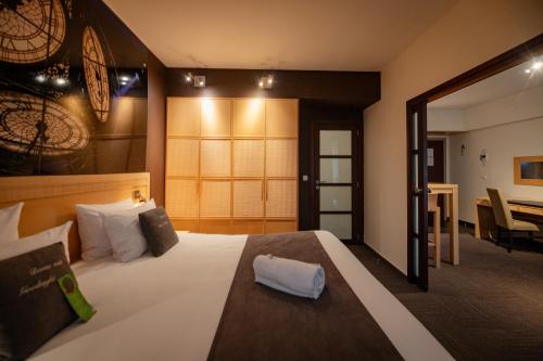 Postel nebo postele na pokoji v ubytování Hotel & Aparthotel Casteau Resort Mons Soignies