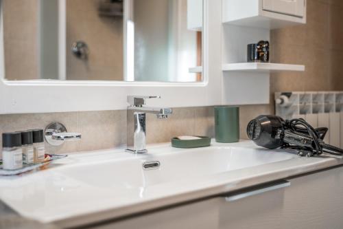 un évier de cuisine avec un sèche-cheveux. dans l'établissement Casa Agostino Casa con giardino, à Casalgrande