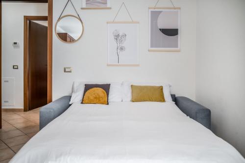 - une chambre avec un grand lit blanc et 2 oreillers dans l'établissement Casa Agostino Casa con giardino, à Casalgrande