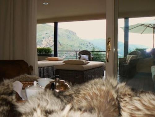 sala de estar con 2 camas y sofá peludo en casagratiaone, en Taormina