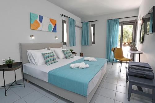 Schlafzimmer mit einem Bett, einem Tisch und Stühlen in der Unterkunft Drosia Villa Private Nature Getaway! in Plakias