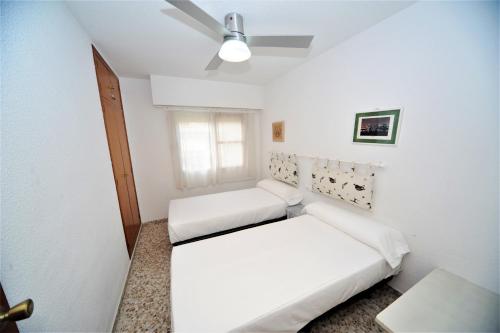 1 Schlafzimmer mit 2 Betten und einem Deckenventilator in der Unterkunft Benipal Orangecosta in Benicàssim