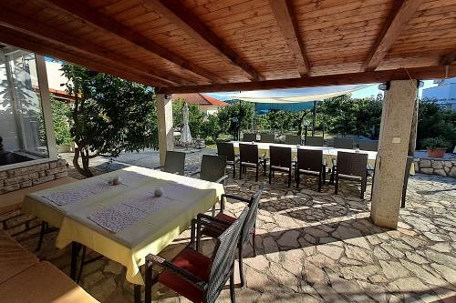 ラブにあるApartments Frankićのテーブルと椅子のあるパティオ