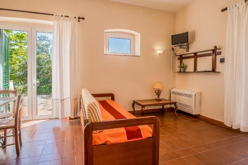 1 dormitorio con cama y ventana en Casale Le Pitte, en Porto Azzurro