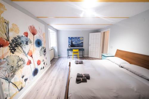 ein Schlafzimmer mit einem Bett mit Schuhen auf dem Boden in der Unterkunft Princi House in Benevento