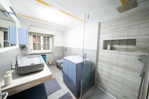 ein Bad mit einem Waschbecken und einer Dusche in der Unterkunft Princi House in Benevento