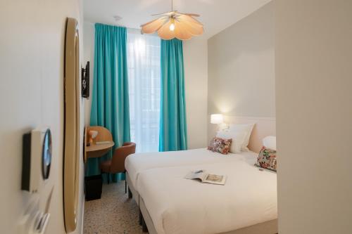 Ένα ή περισσότερα κρεβάτια σε δωμάτιο στο Trendy Canettes Hotel