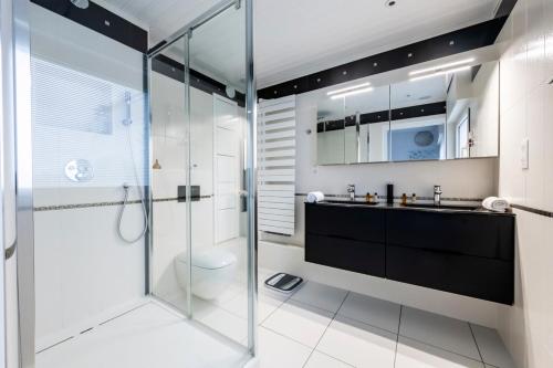 une salle de bain avec une douche, des toilettes et un lavabo dans l'établissement Veeve - Abstract Allure, à Paris