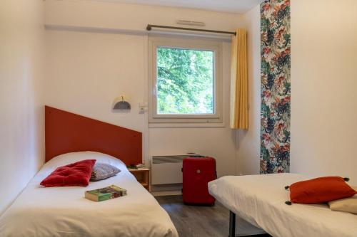 Zimmer mit 2 Betten und einem Fenster in der Unterkunft Ethic Etapes Lac De Maine in Angers