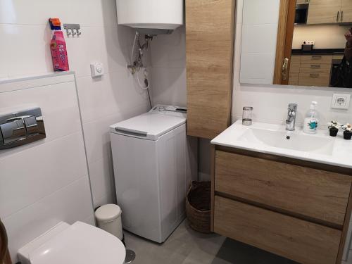 een kleine badkamer met een toilet en een wastafel bij Apartamento de diseño con piscina y garaje in Altea