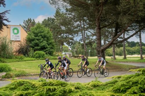 un groupe de personnes à vélo sur une route dans l'établissement Ethic Etapes Lac De Maine, à Angers