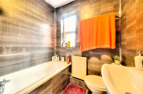 Jesmond Vale 3 Bedroom Apartment في نيوكاسل أبون تاين: حمام مع مرحاض وحوض استحمام ومغسلة
