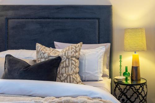 吉朗的住宿－Heritage Luxury Apartment-Footy & CBD，一间卧室配有一张带蓝色床头板和枕头的床。