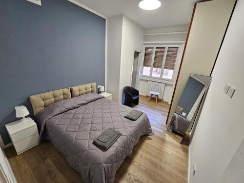 um quarto com uma cama e uma televisão de ecrã plano em The Rooms - Rho-Fiera Milano em Pero