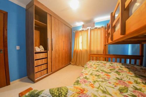 - une chambre avec un lit et des lits superposés dans l'établissement Casa de veraneio a 2km da praia, à Porto Seguro