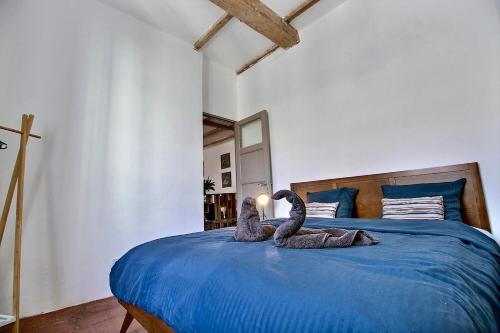 een slaapkamer met een bed met een knuffeldier erop bij SC Collection-Spacieux & Atypique au Panier in Marseille