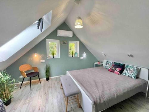ein Schlafzimmer mit einem Bett im Dachgeschoss in der Unterkunft IstEni 2 Zamárdi akár 8-10 fő in Zamárdi