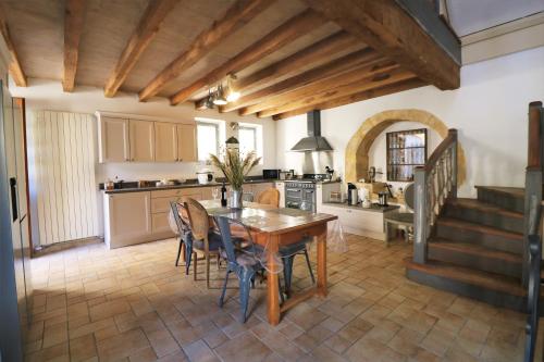 une cuisine et une salle à manger avec une table et des chaises dans l'établissement COSTA DEL PORTE : Maison de charme au coeur du village classé de Beynac avec vue*****, à Beynac-et-Cazenac