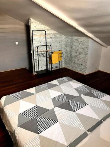ein Schlafzimmer mit einem karierten Boden und einem Bett in der Unterkunft Appart-Saint-Louis in Saint-Laurent du Maroni