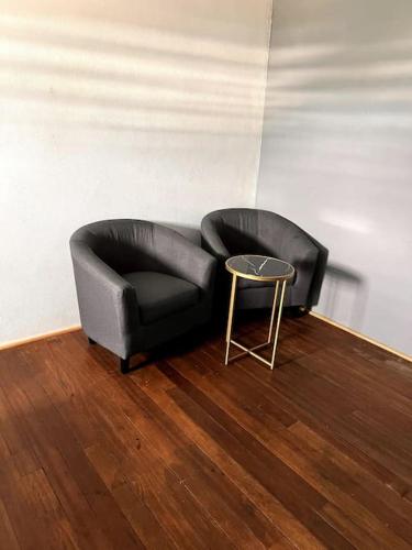 ein schwarzes Ledersofa und ein Tisch in einem Zimmer in der Unterkunft Appart-Saint-Louis in Saint-Laurent du Maroni