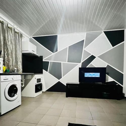 ein Wohnzimmer mit einer schwarz-weißen Wand in der Unterkunft Appart-Saint-Louis in Saint-Laurent du Maroni