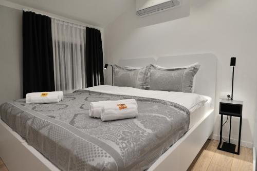 um quarto com uma cama com duas toalhas em Solaris em Mostar