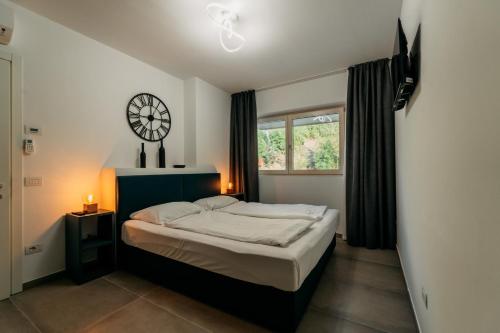 Postel nebo postele na pokoji v ubytování Apartments Monsurei, Lake view