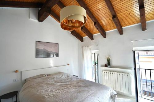 ein Schlafzimmer mit einem Bett und einer Holzdecke in der Unterkunft Comodo Bilocale MXP-RHO/LIUC - Casa Deutzia in Castellanza