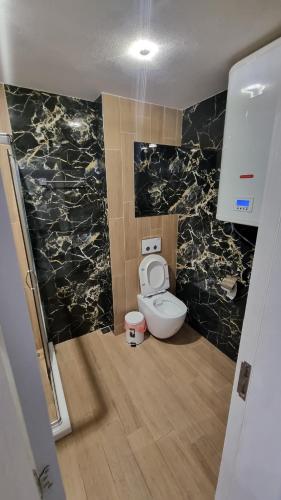 bagno con servizi igienici bianchi in camera di Alexander Home a Gotse Delchev