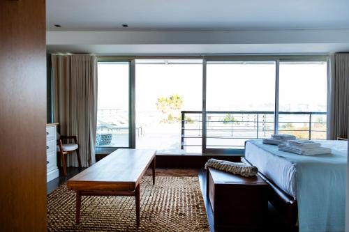 um quarto de hotel com uma cama e uma grande janela em Casa da Barra em Vila Nova de Gaia