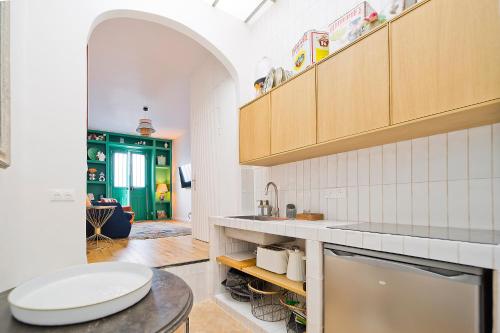 a kitchen with a sink and a counter top at 2 pièces à Bastille in Paris