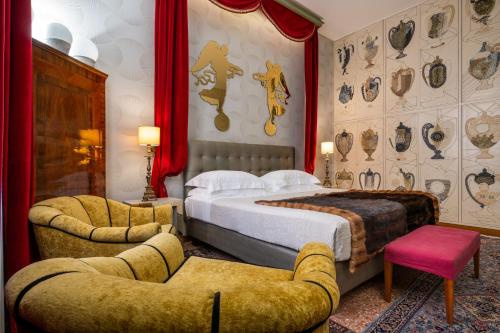 une chambre d'hôtel avec un lit et deux chaises dans l'établissement Casa Bertagni, à Bologne