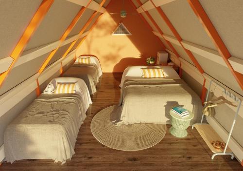 Pokój z 3 łóżkami na poddaszu w obiekcie LAVITA Camp - Capitana Villasimius w mieście Capitana
