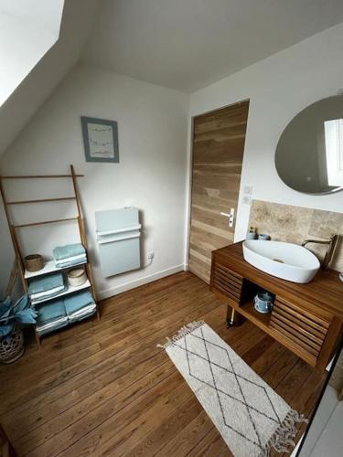 La salle de bains est pourvue d'un lavabo et de parquet. dans l'établissement La Maison Blue, à Outreau