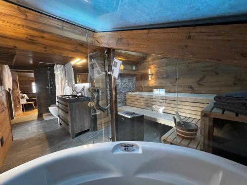 薩斯費的住宿－Châlet Birkhahn，带浴缸和盥洗盆的浴室