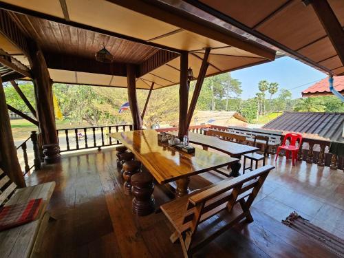 Balkón nebo terasa v ubytování บ้านเรือนไทยมะลิเมืองเก่า