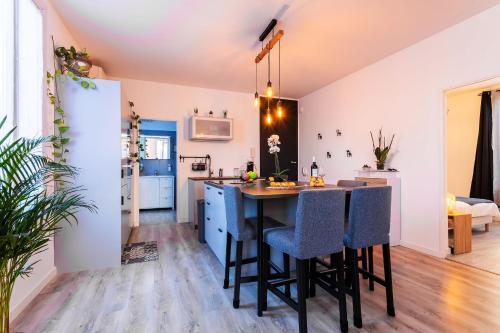 une cuisine et un salon avec une table et des chaises dans l'établissement LA RIBOTE AP4387 By Riviera Holiday Homes, à Nice