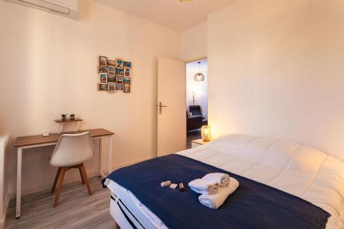 - une chambre avec une poupée sur un lit dans l'établissement LA RIBOTE AP4387 By Riviera Holiday Homes, à Nice