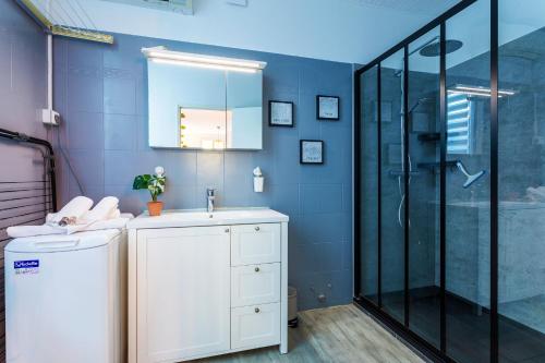 une salle de bain avec un lavabo et une douche dans l'établissement LA RIBOTE AP4387 By Riviera Holiday Homes, à Nice