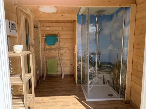 una sauna con ducha y una escalera. en Ferienhaus Meerik für 6 Personen mit Sauna, Terrasse und Kamin, en Rerik