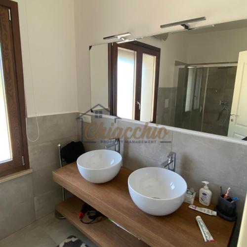- deux bols blancs sur un comptoir en bois dans la salle de bains dans l'établissement Villa La Macchia, à Collepardo