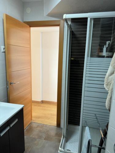 eine Dusche mit Glastür im Bad in der Unterkunft Acogedor apartamento en Málaga in Málaga