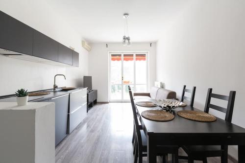 EasyTopStay - Large Apartment Close to Metro
