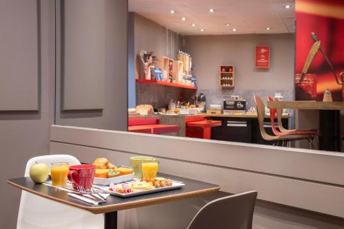 - un plateau de nourriture sur une table dans un restaurant dans l'établissement ibis Paris Gare du Nord TGV, à Paris